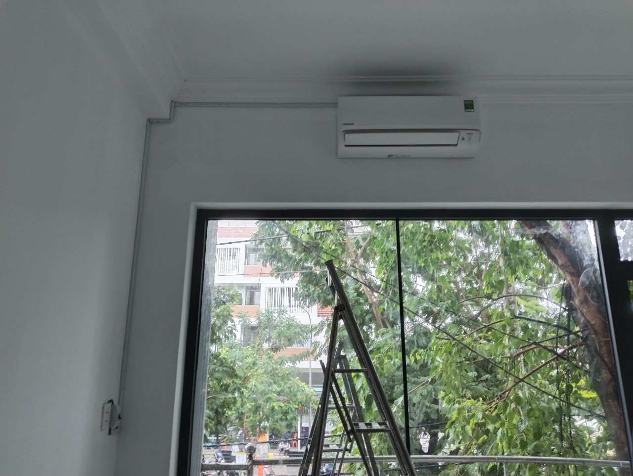 Điện lạnh minh trực cung cấp dịch vụ vệ sinh máy lạnh Quận 1 giá rẻ, chuyên nghiệp