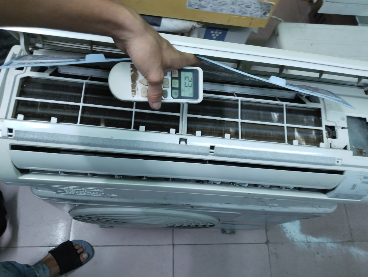 Thời gian vệ sinh máy lạnh định kỳ tùy thuộc vào tần suất sử dụng thiết bị.